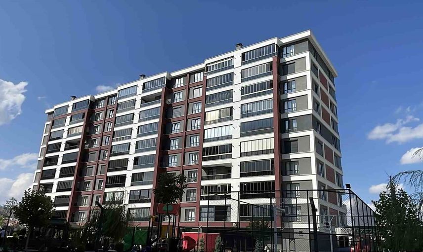 Çatıda sızan kişi itfaiye merdiveniyle indirildi