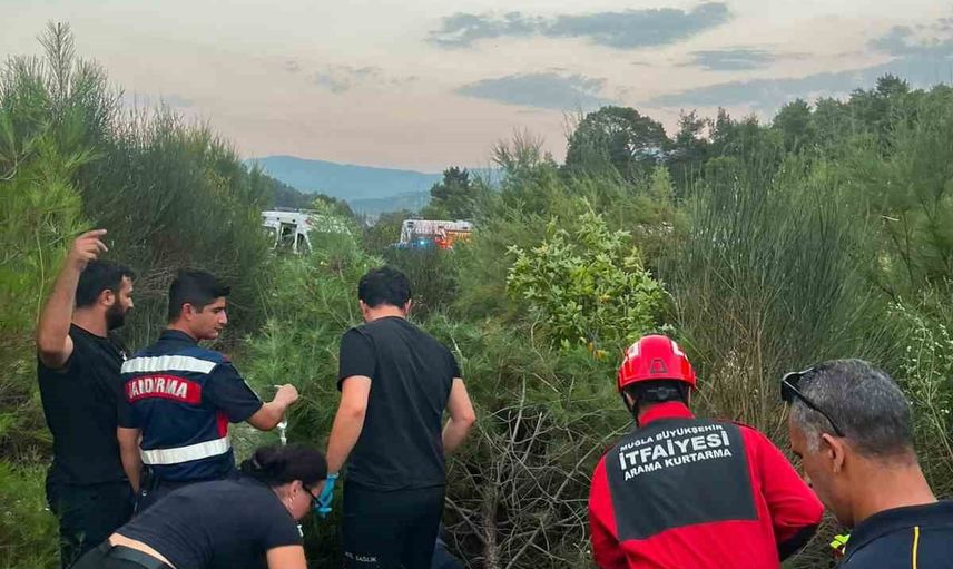 Menteşe'de araç şarampole yuvarlandı, biri ağır 4 yaralı