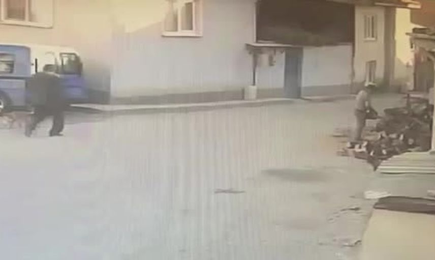 Yolda yürürken testereyle korkutulan 76 yaşındaki adamın düşüşü kamerada