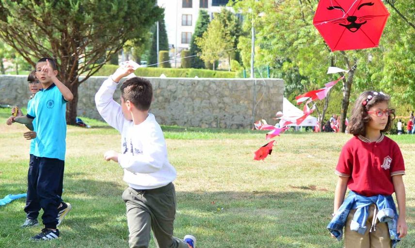Çorum’da gökyüzünde umut: çocuklar savaş mağduru akranları için balon ve uçurtma bıraktı