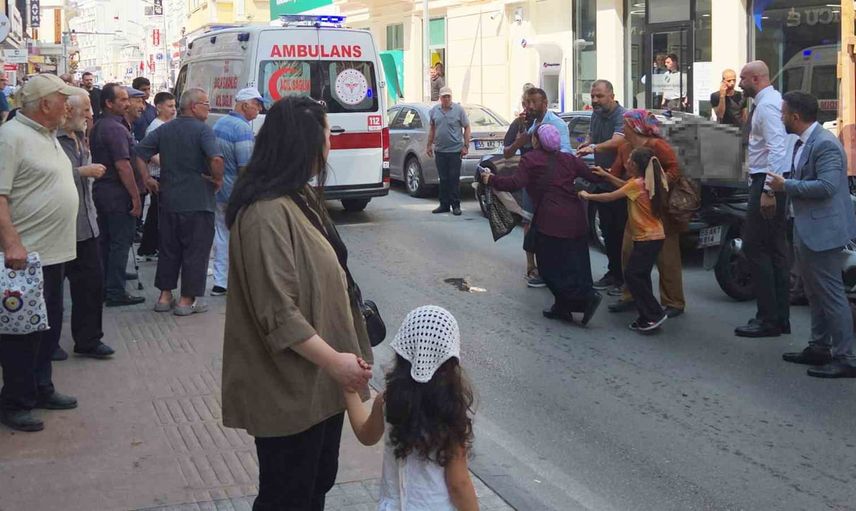 Kaldırımdan aniden yola çıkan çocuk Samsun'da motokuryenin çarpmasıyla yaralandı