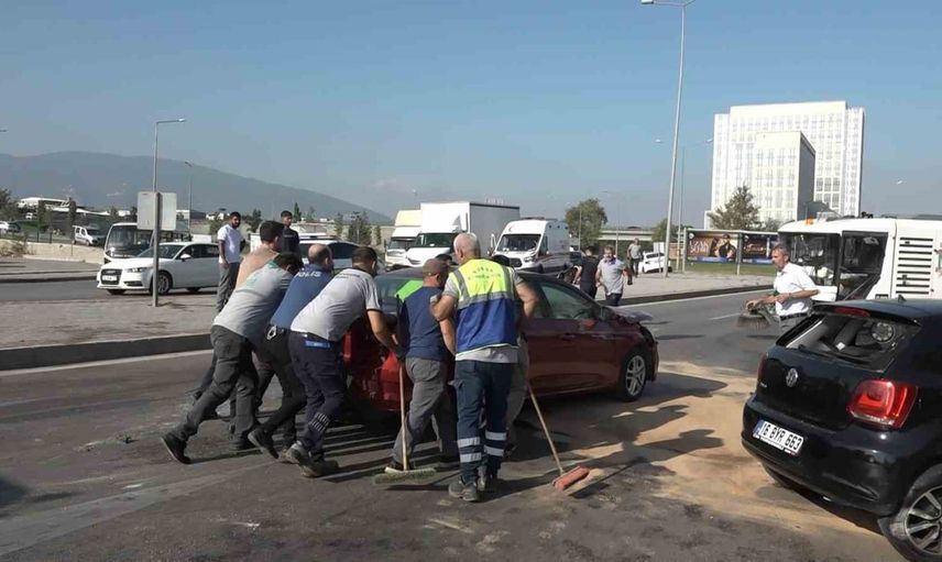 Bursa'da virajı alamayan otomobilin orta refüjü aşması zincirleme kazaya neden oldu