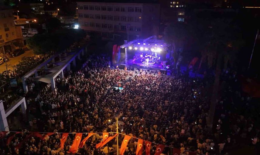 Söke'de kurtuluş gecesi sahnede Emir Can İğrek, meydanda milli sevinç