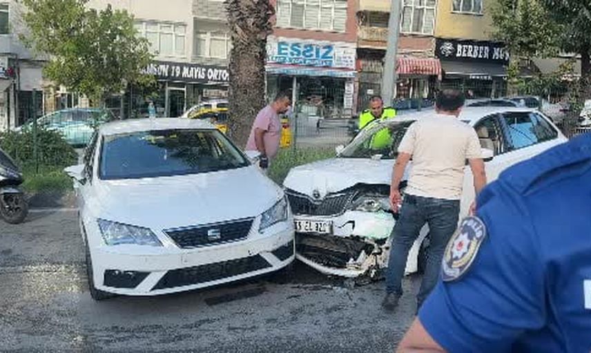 Refüjü aşan otomobil karşı şeride geçip başka araçla çarpıştı