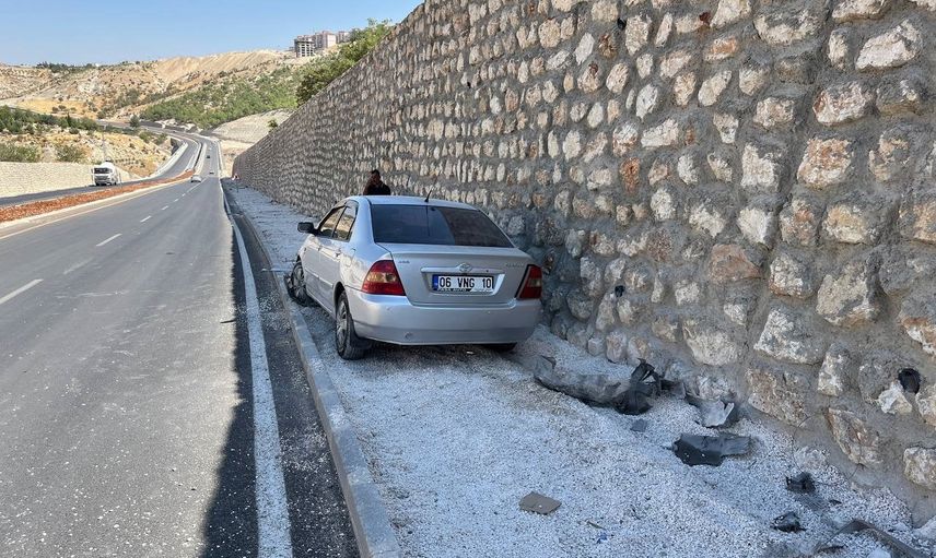 Besni çevre yolunda kontrolü kaybeden araç istinat duvarına çarptı
