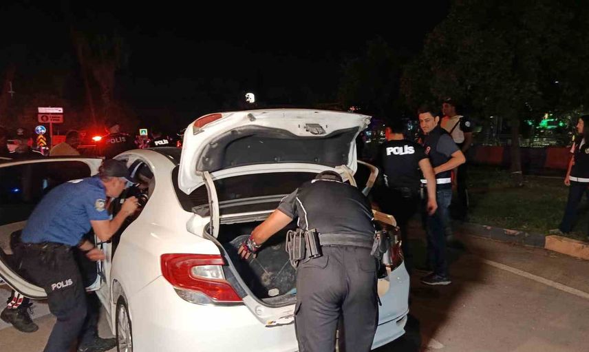 Adana'da kapsamlı huzur uygulaması: aranan 66 şahıs yakalandı, binlerce hap ele geçirildi