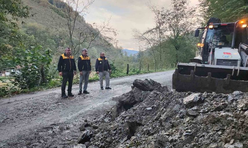 Fındıklıaksu'da selin bıraktığı iz: köy yolu ekip müdahalesiyle açıldı