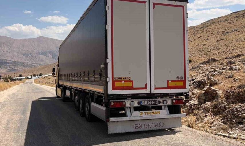Korkuteli'de römorka çarpan tırın kazasında traktör sürücüsü öldü