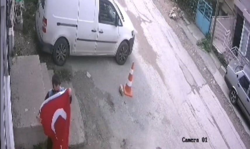 bayrağa saygı: yerde bulduğu Türk bayrağını özenle kapıya asan genç