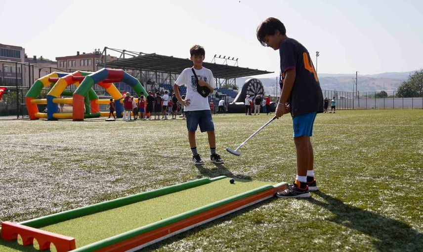 Susurluk'ta gençlik ve spor rüzgârı stadyumu renklendirdi