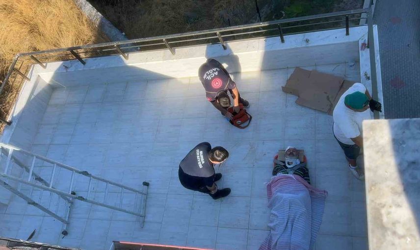 Mudanya'da çatı tadilatında düşen işçi balkondan çıkarıldı