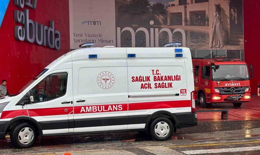 Çanakkale’de 17 Burda AVM’de Teknosa mağazasında çıkan yangın kontrol altına alındı
