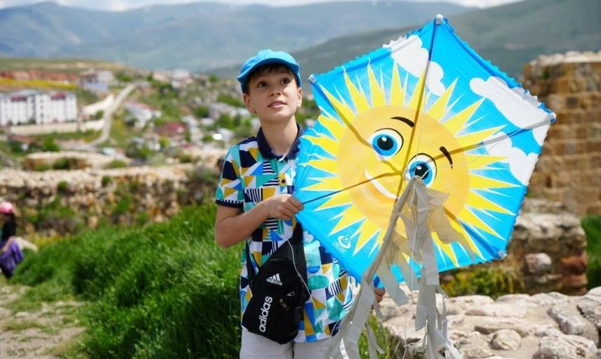 Bayburt'ta çocuklar için gökyüzüne umut uçurtuluyor