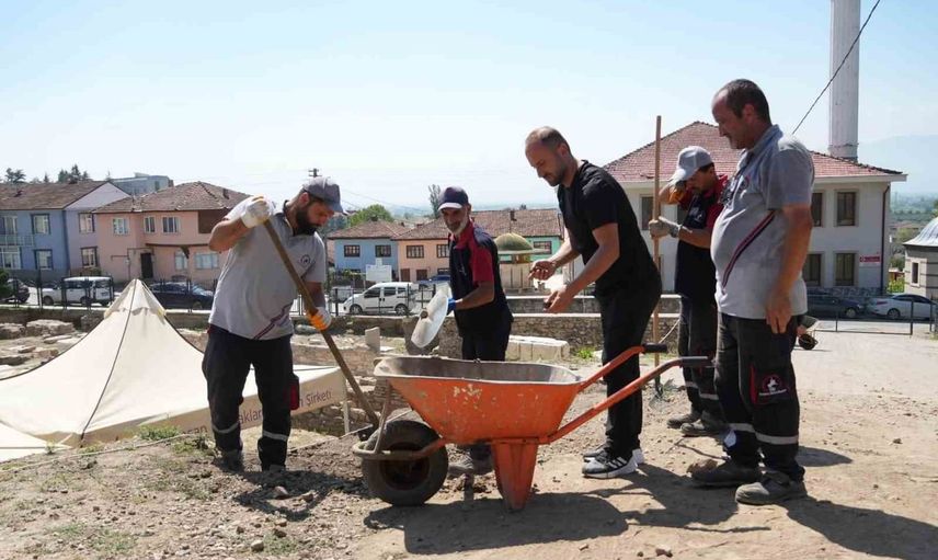 Belediye ekipleri Konuralp Antik Tiyatro kazılarına gönüllü destek veriyor