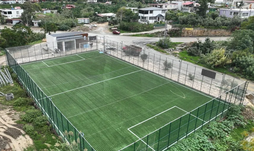 Tekebaşı'nda yağış sonrası hızla onarılan halı saha yeniden hizmette