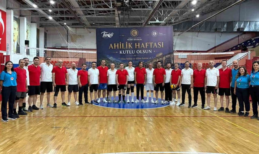 Tunceli'de ahilik haftasında protokol ile esnaf voleybol sahasında dayanıştı