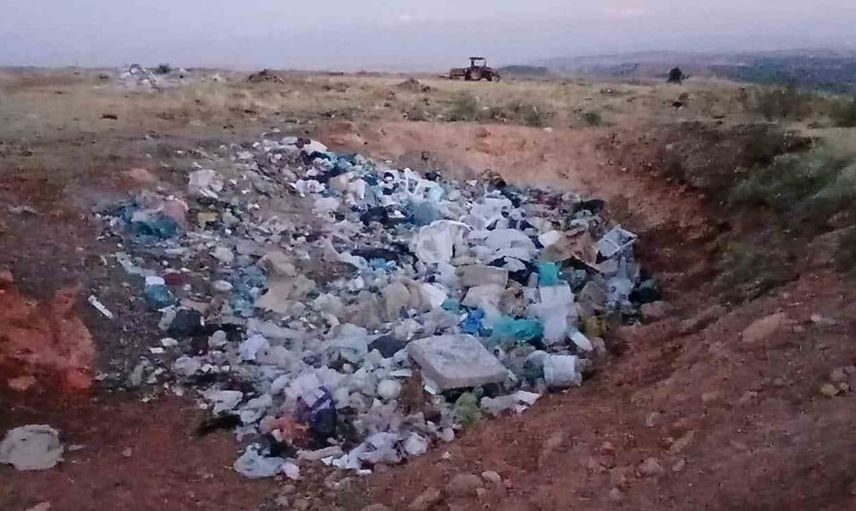 Meraya yakın çöplük hayvanlara zarar veriyor, köylü tel örgü istiyor