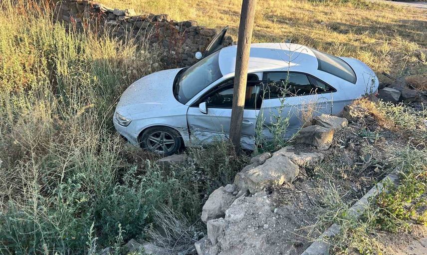 Tomarza'da kontrolden çıkan otomobil boş araziye girdi: iki kişi yaralandı
