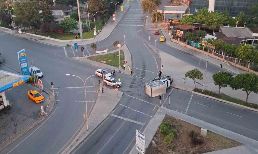 Kırmızı ışık ihlali Beylikdüzü'nde kamyonun devrilmesine neden oldu