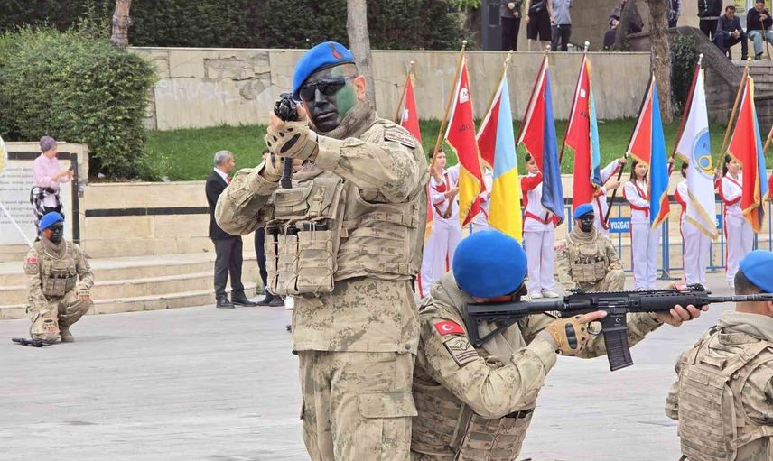 Komandolar zeybekle zaferi selamladı
