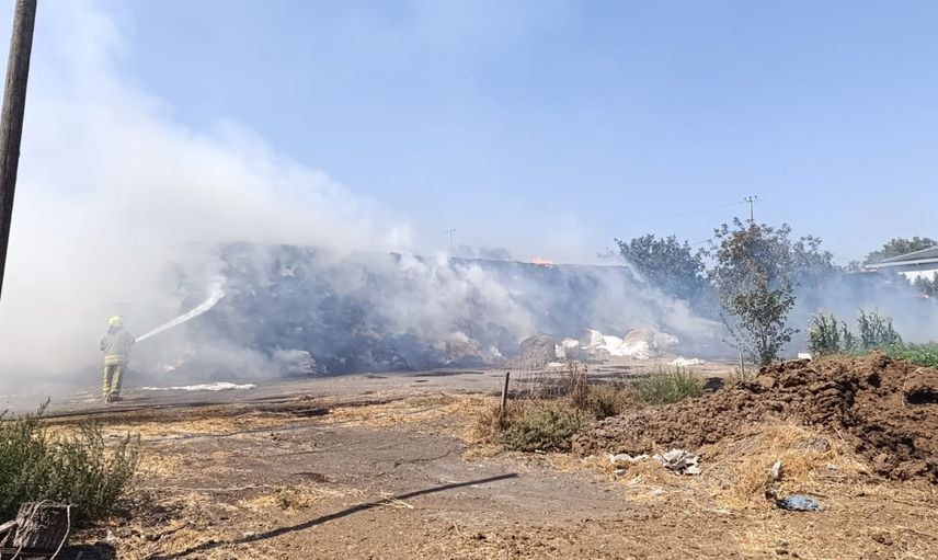 Gönen'de alevlerin sıçradığı yangında 90 ton saman kullanılmaz hale geldi