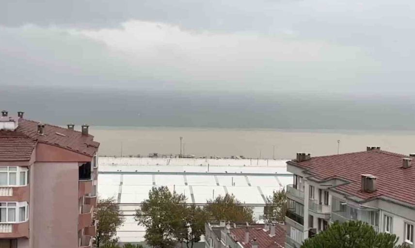 Mudanya'da fırtına sahil taşlarını söktü, deniz kahverengiye döndü