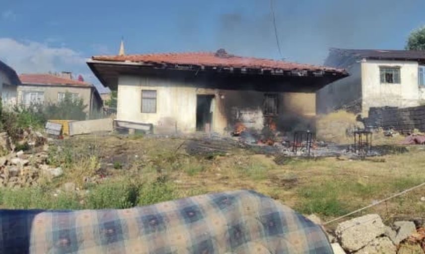Şarkışla'da müstakil evde yangın: dumandan etkilenen kişi hastaneye kaldırıldı