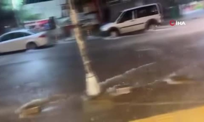 Sabah sağanağı Anadolu yakası'nı vurdu: Pendik ve Tuzla'da yollar göle döndü