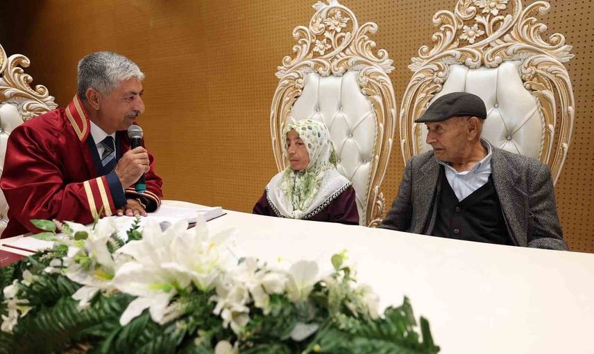 Yaşları ileri ama gönülleri taze: Dilovası'nda 86 yaşında damat, 72 yaşında gelin evlendi