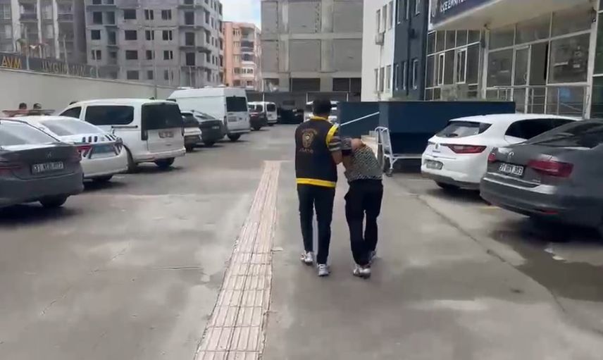 Hatay’da yakalanan şüpheli uyuşturucu suçundan 2 yıl 5 ay 56 gün hapis cezasıyla tutuklandı