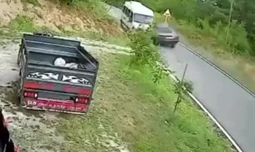 Ereğli'de servis ile otomobil çarpıştı: sürücü ağır, 4 kişi yaralandı