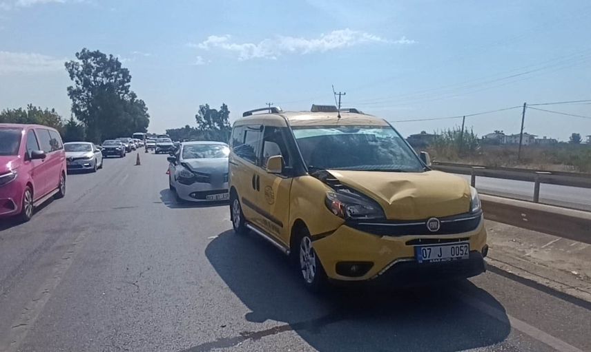 Manavgat'ta üç aracın karıştığı kaza yolda uzun kuyruk oluşturdu