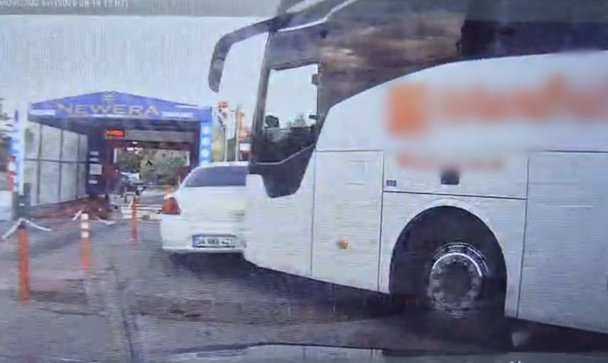 Çorlu'da dönüş yapan otobüsün park halindeki otomobili sürüklediği anlar kameraya yansıdı