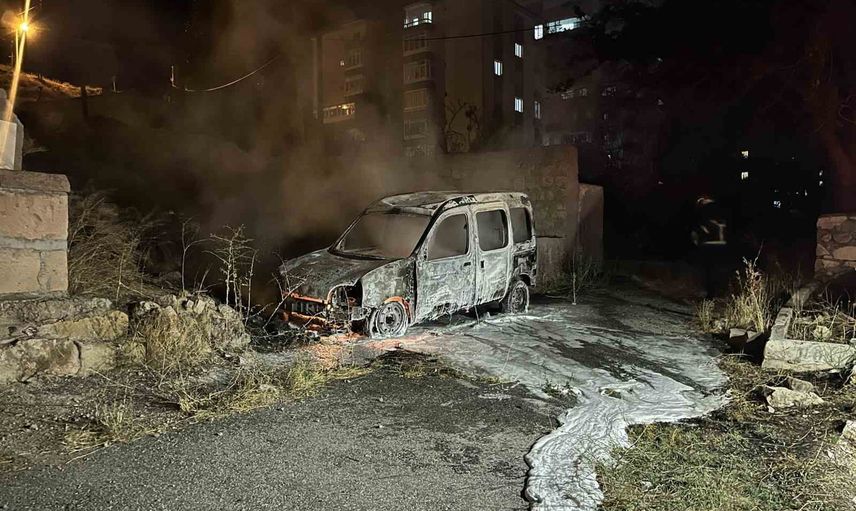 Niğde merkezde park halindeki araç alevlere teslim oldu
