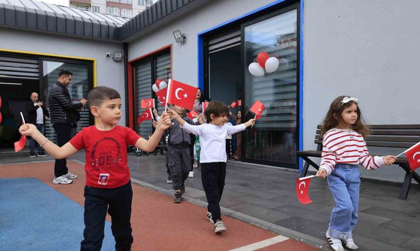 Fuat Attaroğlu çocuk kütüphanesinde miniklerle Cumhuriyet coşkusu