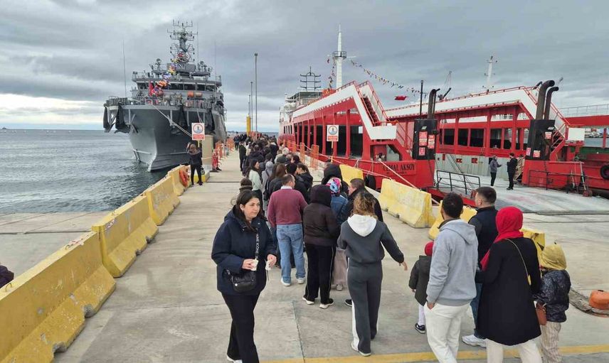 Cumhuriyet coşkusunu gemide yaşadılar: Tekirdağ limanında TCG Işın yoğun ilgi gördü
