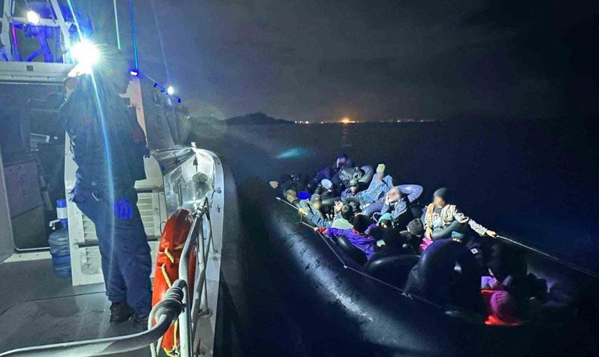 İzmir açıklarında eş zamanlı müdahale: 111 düzensiz göçmen yakalandı