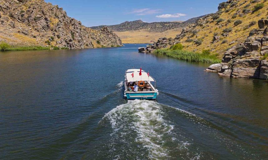 Bozkırın ortasında kanyon ve tekne keyfi: Çeşnigir Köprüsü ve Kapulukaya gölü