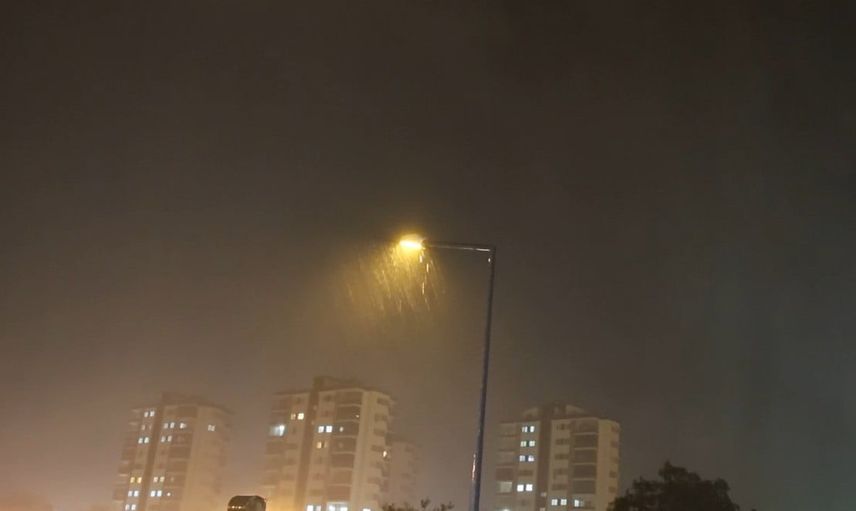 Geceyi gündüze çeviren şimşekler Kozan'da etkili oldu