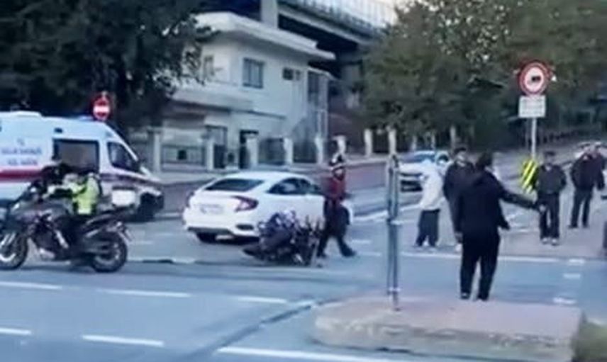 Beyoğlu Halıcıoğlu'nda çarpışma trafiği aksattı: motosiklet sürücüsü yaralandı