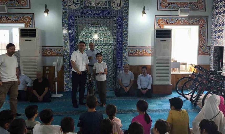 Çine’de yaz Kur'anı başarıyla tamamlayan çocuklara bisiklet sevinci