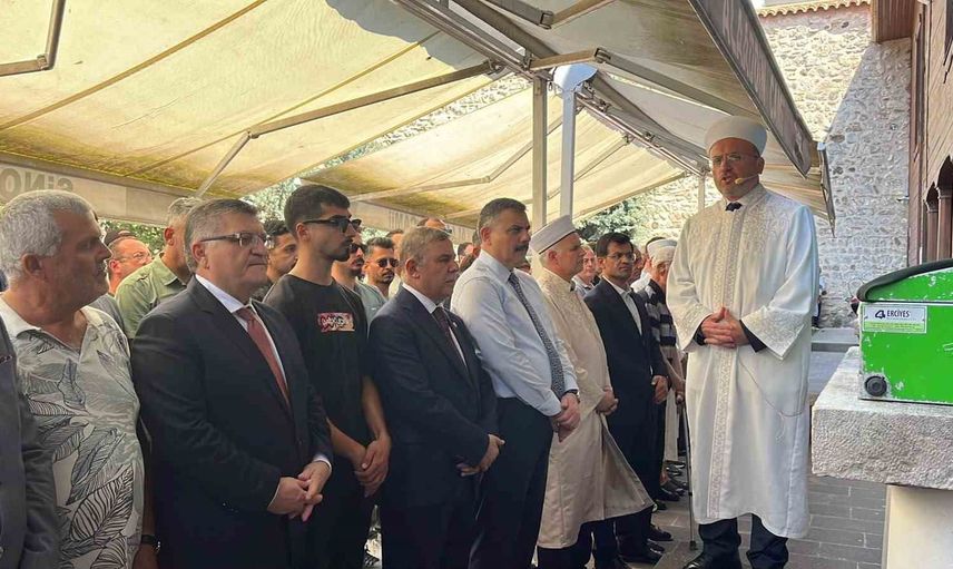 Sinop'ta halkla buluşan içişleri bakanı Mustafa Çiftçi camide cuma ve cenaze namazına katıldı