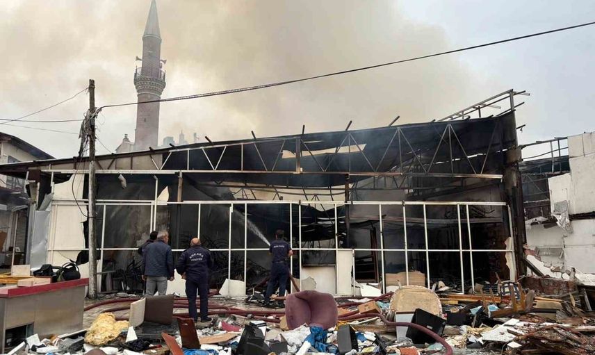 Ankara'da yangın bitişik iki mobilya dükkanını kullanılamaz hale getirdi