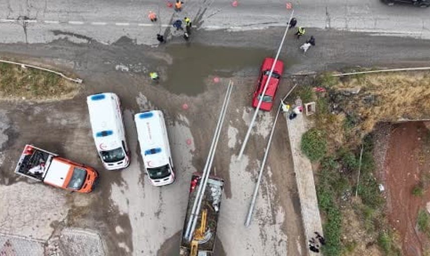 Kırıkkale'de seken aydınlatma direkleri Tofaş'ın üzerine devrildi
