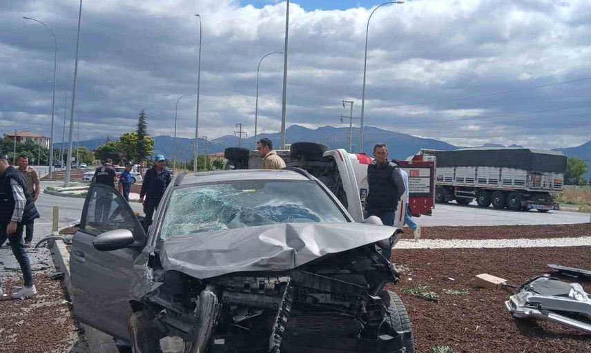 Akcan Parkı kavşağında çarpışma: iki araç refüje savruldu, 7 kişi yaralandı