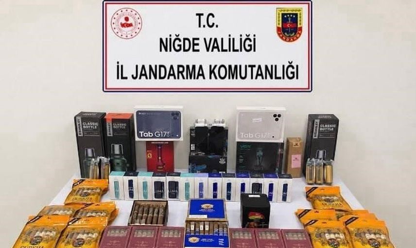 Ulukışla Eminlik gişelerinde durdurulan araçta çok sayıda gümrük kaçağı ürün ele geçirildi