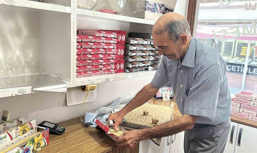 Dedesinin 1930'dan kalma dükkanını oğluna devredecek ahinin çırak kaygısı