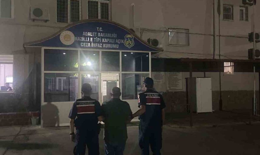 Sarıcaova’da hayvan gübresiyle bakım yaparken yakalandı: ormanlık alanda kenevir ve silahlar ele geçirildi