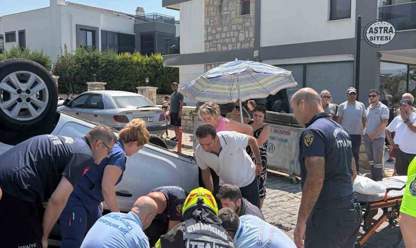Kuşadası'nda kavşağa yaklaşırken çarpışma: ters dönen araç itfaiye tarafından çıkarıldı