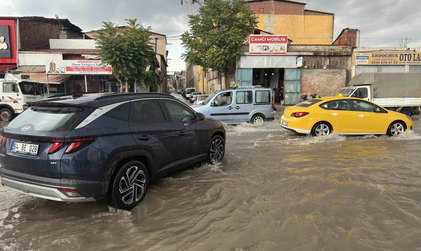 Ani sağanak Uşak sokaklarını göle çevirdi, ekipler seferber oldu